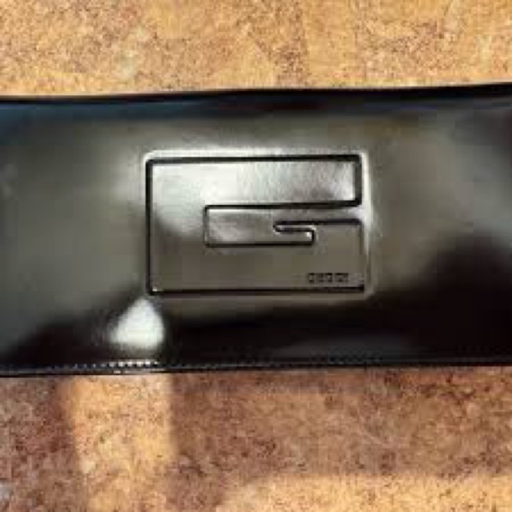 Gucci Black Logo Clutch Wallet - Picture 2 of 11